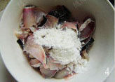 生抽鱼片,用<a style='color:red;display:inline-block;' href='/shicai/ 17'>蛋清</a>、<a style='color:red;display:inline-block;' href='/shicai/ 718'>料酒</a>、淀粉将鱼片腌制片刻