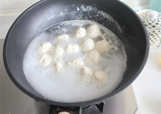 茄汁鸡肉丸 ,锅内烧开水，把鸡肉泥挤成丸子，煮熟。