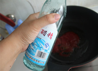茄汁鸡肉丸 ,锅内烧油6成热即可,放入番茄沙司炒散,放入少许盐调味,倒入少许<a style='color:red;display:inline-block;' href='/shicai/ 789'>醋精</a>调味