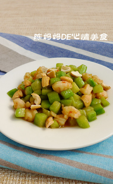 黄瓜腰果炒虾球
