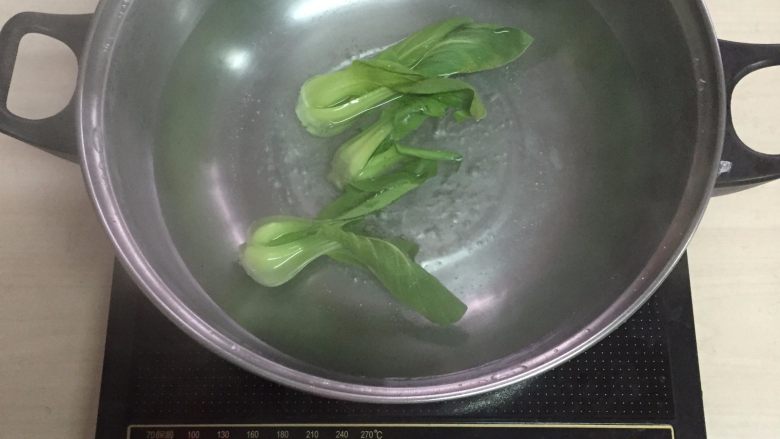 麻辣猪软骨盖浇饭,水烧开后青菜放入开水中烫熟