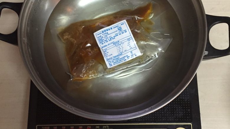 麻辣猪软骨盖浇饭,麻辣猪软骨放入开水中水煮加热15分钟
