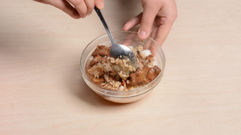麻辣猪软骨铁盘焗饭,米饭和料包搅拌均匀