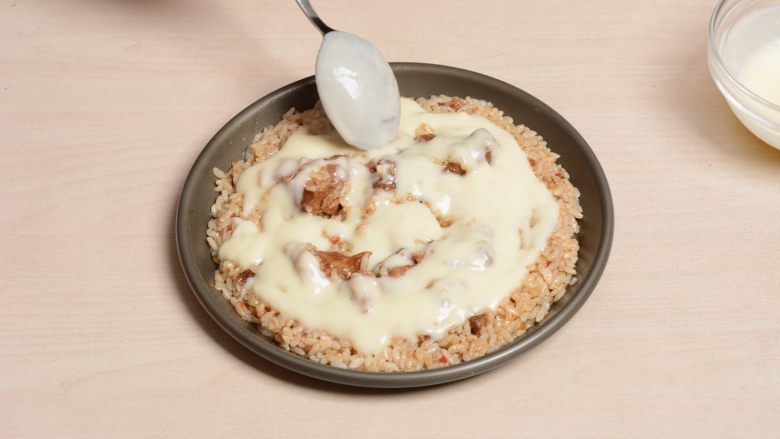 麻辣猪软骨铁盘焗饭,白酱均匀的撒在米饭上