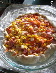 芝加哥深盘pizza,把匹萨面团抻拉成饼,把馅料放进去,面团边缘折起