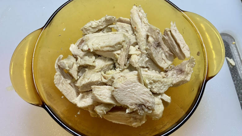 鸡胸肉蔬菜沙拉,鸡胸肉捞出,不烫水切块或者撕成条。腌制后的鸡胸肉煮出来一点不柴