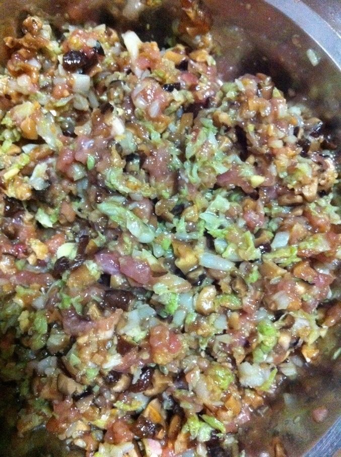 香菇虾仁蒸饺,<a style='color:red;display:inline-block;' href='/shicai/ 414'>猪肉</a>，<a style='color:red;display:inline-block;' href='/shicai/ 230'>香菇</a>，<a style='color:red;display:inline-block;' href='/shicai/ 287'>虾仁</a>，<a style='color:red;display:inline-block;' href='/shicai/ 114'>白菜</a>，<a style='color:red;display:inline-block;' href='/shicai/ 37'>姜</a>分别剁碎。