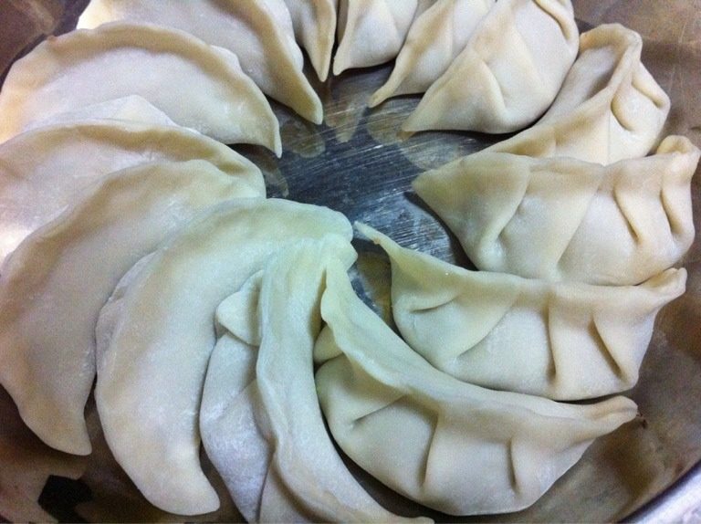 香菇虾仁蒸饺,加入香油，盐，味精，料酒，十三香，白糖，淀粉搅拌均匀