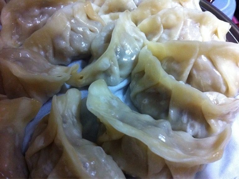 香菇虾仁蒸饺,包好，下锅蒸，底盘刷点花生油以防粘锅