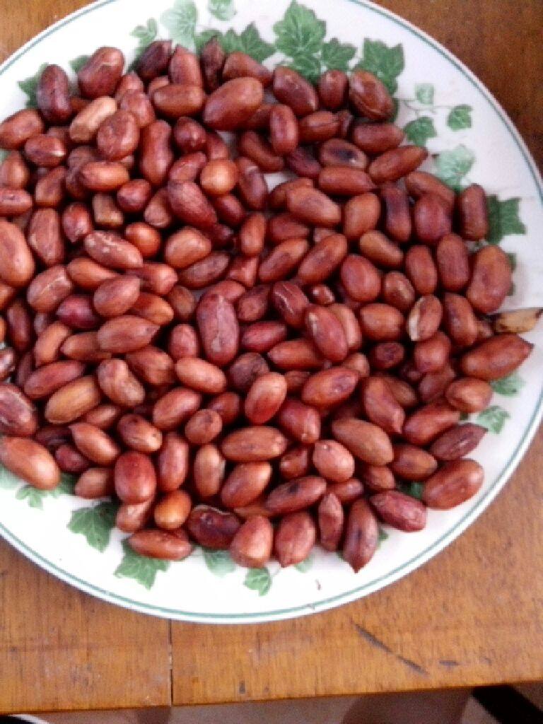 洋葱凉拌花生米,2.把<a style='color:red;display:inline-block;' href='/shicai/ 664'>花生</a>米放入锅里炒，不停的翻炒。