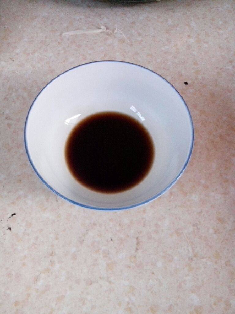 洋葱凉拌花生米,3.找个碗倒入适量的醋，再把碗里加入适量的<a style='color:red;display:inline-block;' href='/shicai/ 3729'>白糖</a>，用筷子不停搅拌，至糖溶解。