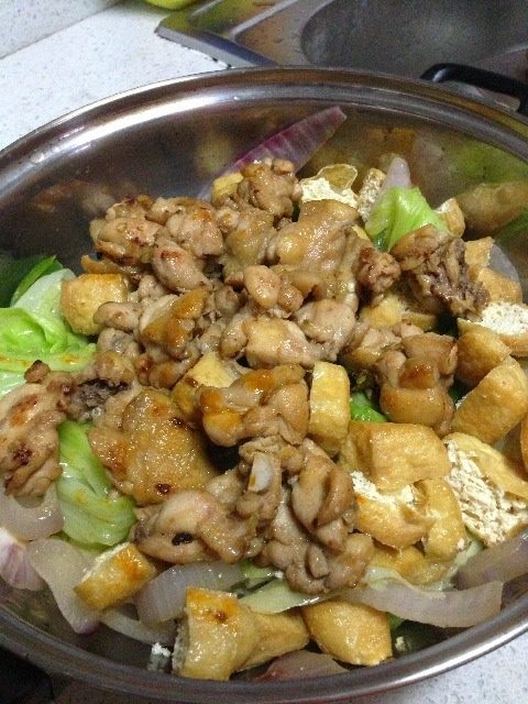 自创咖喱鸡,热油下点姜片先煎出味再把腌好的鸡肉下锅翻炒倒进青红尖椒再下点料酒翻炒至鸡肉变色金黄表面有点焦最好,盛放盘子备用青红尖椒另放小碗,炒过剩下的油留着炒菜