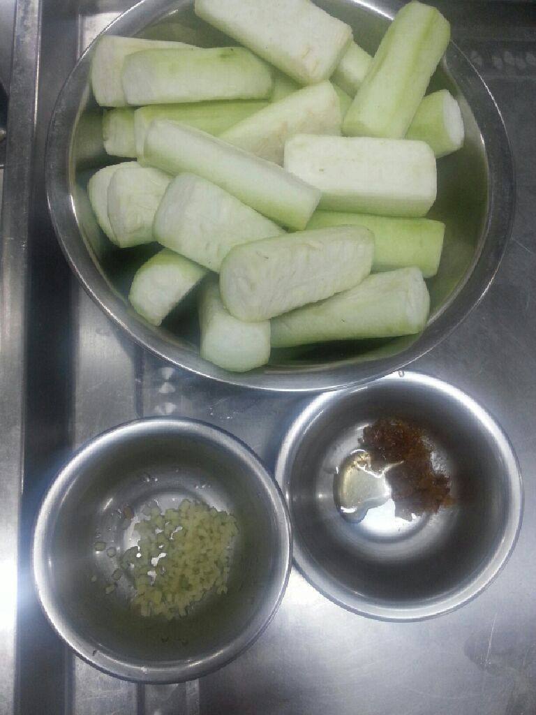 砂锅丝瓜,先把<a style='color:red;display:inline-block;' href='/shicai/ 57'>丝瓜</a>切成条形，<a style='color:red;display:inline-block;' href='/shicai/ 37'>姜</a>切碎，跟着把<a style='color:red;display:inline-block;' href='/shicai/ 57'>丝瓜</a>用开水灼1分钟捞起，然后下油锅炒，最后把X0酱加上盐，鸡粉，淀粉放去一起炒即可