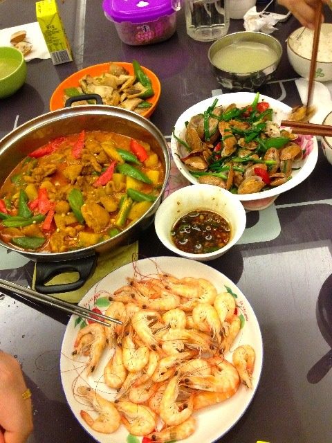 自创咖喱鸡,最后开火烧泡平锅让鸡肉配菜入味一下,记得把炒过的青红尖椒铺上面一起烧泡停火,端到餐桌上^_^!