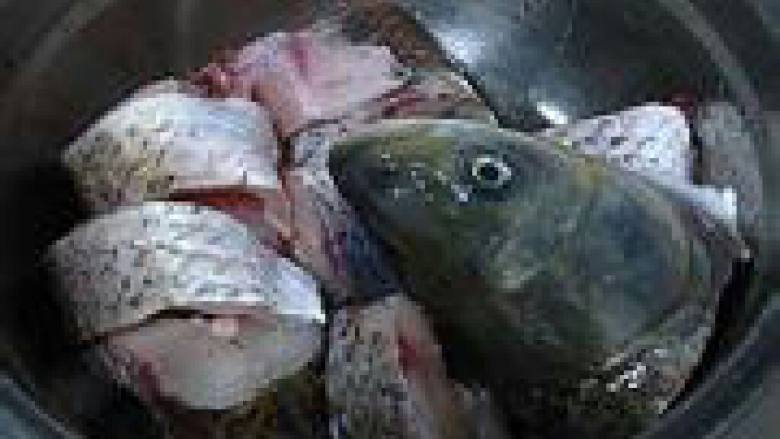 秘制草鱼焖猪肉,先把草鱼切件，用盐，胡椒粉，花生油调好