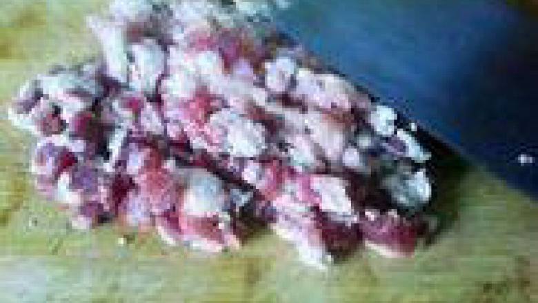 秘制草鱼焖猪肉,猪肉切小件，用生抽，毫油，盐，淀粉，花生油调好