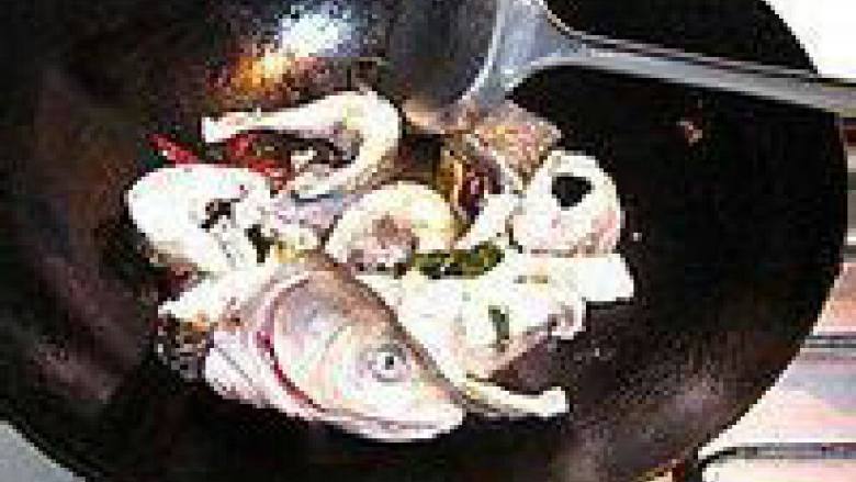 秘制草鱼焖猪肉,然后把草鱼香煎一下拿起，跟着把猪肉爆炒一下拿起，