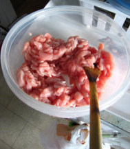 榨菜炒肉丝,<a style='color:red;display:inline-block;' href='/shicai/ 435'>里脊</a>肉切丝，用水淀粉抓一下