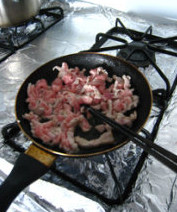 榨菜炒肉丝,锅内放入油，炒里脊肉到5成熟