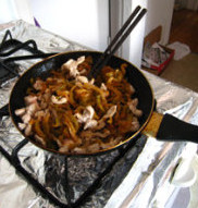 榨菜炒肉丝,放入<a style='color:red;display:inline-block;' href='/shicai/ 722'>榨菜</a>，白<a style='color:red;display:inline-block;' href='/shicai/ 10588'>糖</a>和<a style='color:red;display:inline-block;' href='/shicai/ 718'>料酒</a>，炒匀