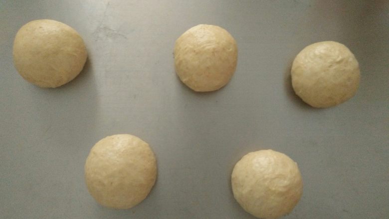 全麦鸡腿堡,发酵好的面团排气后平均分成9份,揉圆后醒发15分钟。