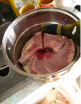 红酒炖牛排,<a style='color:red;display:inline-block;' href='/shicai/ 217'>牛排</a>清水浸泡2h，去血水，放入锅中