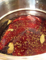 红酒炖牛排,倒入<a style='color:red;display:inline-block;' href='/shicai/ 13418'>红酒</a>，<a style='color:red;display:inline-block;' href='/shicai/ 692'>酱油</a>，干罗勒，<a style='color:red;display:inline-block;' href='/shicai/ 3715'>月桂叶</a>，补适量清水至没过牛肉