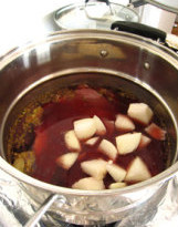 红酒炖牛排,加入<a style='color:red;display:inline-block;' href='/shicai/ 29'>洋葱</a>，煮开转小火，炖1h