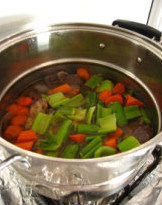 红酒炖牛排,加入切成块的<a style='color:red;display:inline-block;' href='/shicai/ 25'>胡萝卜</a>和<a style='color:red;display:inline-block;' href='/shicai/ 143'>西芹</a>，加入盐调味，炖到牛肉软烂即可。