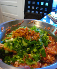 猪肉香葱水煎包,<a style='color:red;display:inline-block;' href='/shicai/ 34374'>猪肉馅</a>加入所有调料和切成小段的葱,搅匀