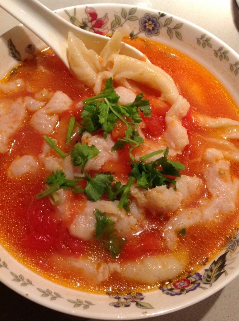 龙利鱼番茄面疙瘩,热油下<a style='color:red;display:inline-block;' href='/shicai/ 59'>番茄</a>炒熟加汤烧滚，下龙利鱼烫熟，加面疙瘩，调味加香菜就OK了。