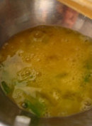 大虾厚蛋烧,甜椒，洋葱末，和<a style='color:red;display:inline-block;' href='/shicai/ 9'>鸡蛋</a>打散，加盐调味
