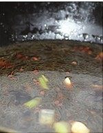 油酱脆藕,倒入开水(水量请根据原料多少添加)烧开