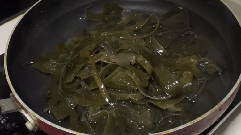 凉拌芝麻海带,锅中倒入适量水烧开后倒入切好的海带焯5分钟左右,然后捞起备用