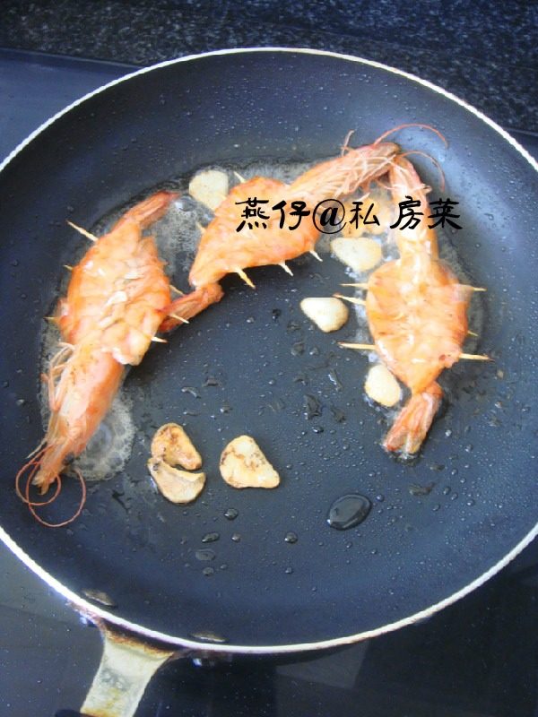 香煎黑椒大虾,如图热锅，放入蒜片煎香，把大虾放入煎熟，即可。