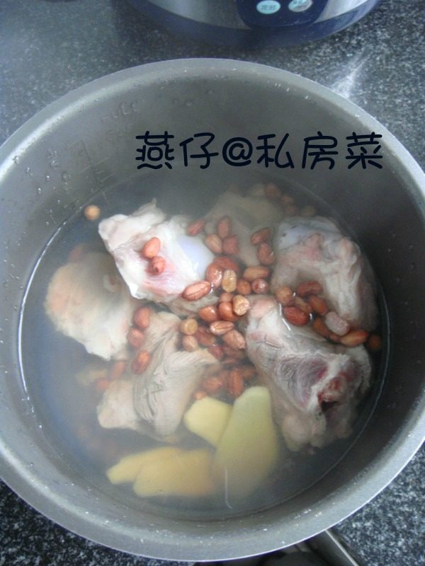 花生猪骨汤,如图<a style='color:red;display:inline-block;' href='/shicai/ 947'>猪骨</a>洗净，去血水，放入花生，<a style='color:red;display:inline-block;' href='/shicai/ 2800'>生姜</a>，倒入开水，莫过<a style='color:red;display:inline-block;' href='/shicai/ 947'>猪骨</a>，煲40分钟即可。