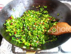 韭菜苔肉末,放入菜苔,翻炒均匀,时间不要太久