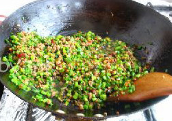韭菜苔肉末,放入肉馅,加点盐调味,翻炒至熟即可。