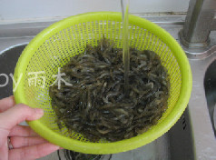 醉虾,用水冲洗活河虾,反复冲几遍