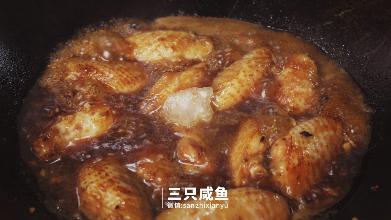 桂花红糖鸡翅丨三只咸鱼,放入1颗<a style='color:red;display:inline-block;' href='/shicai/ 866'>冰糖</a>,保证了鸡翅的晶莹透亮,用小火焖15分钟左右,还可以将之前腌制鸡翅时用的料汁一同加入锅中