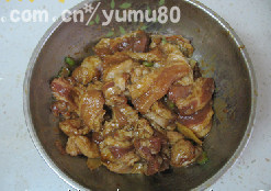 粉蒸肉,五花肉加入<a style='color:red;display:inline-block;' href='/shicai/ 734'>腐乳</a> 1块，<a style='color:red;display:inline-block;' href='/shicai/ 712'>甜面酱</a> 1勺，<a style='color:red;display:inline-block;' href='/shicai/ 692'>酱油</a> 适量，<a style='color:red;display:inline-block;' href='/shicai/ 744'>五香粉</a> 1勺，<a style='color:red;display:inline-block;' href='/shicai/ 37'>姜</a>，<a style='color:red;display:inline-block;' href='/shicai/ 3250'>葱</a>抓拌均匀。腌30分钟。