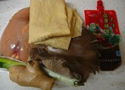 脆皮肉卷,准备原料,<a style='color:red;display:inline-block;' href='/shicai/ 4660'>豆皮</a>是湿的那种,如果选干的,要提前泡软。