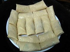 脆皮肉卷,包成如图的样子。摆入盘中,隔热水蒸10分钟。