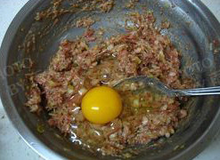 胡萝卜狮子头,<a style='color:red;display:inline-block;' href='/shicai/ 5353'>肉馅</a>加入五香粉，酱油，葱花，姜搅拌加入<a style='color:red;display:inline-block;' href='/shicai/ 9'>鸡蛋</a>