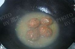 胡萝卜狮子头,小火炖煮10-20分钟,加少许水淀粉。