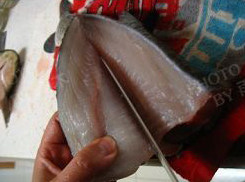 水煮鱼,<a style='color:red;display:inline-block;' href='/shicai/ 397'>草鱼</a>切去头和尾,分别片下两边的鱼肉。