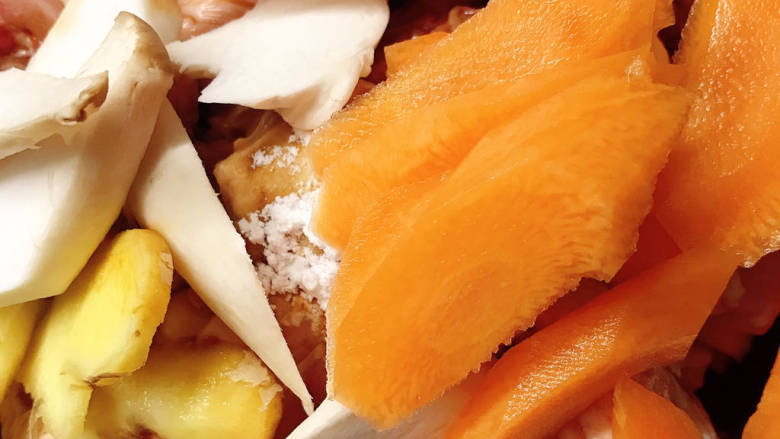 #闹元宵#胡萝卜滑鸡饭（电饭锅版）,<a style='color:red;display:inline-block;' href='/shicai/ 25'>胡萝卜</a>切厚片放入鸡块中