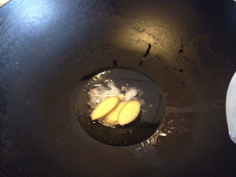 黄瓜揣肉,起油锅,油6分热时加入葱姜煸出香味,依次放入黄瓜段、糖、酱油、料酒、开水