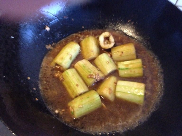 黄瓜揣肉,煮开后开小火,再煮大约10分钟后开盖收汁