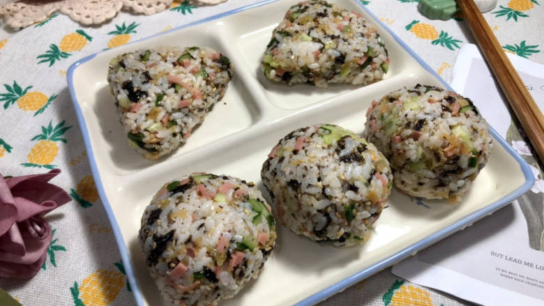 海苔拌饭,根据自己喜好捏成饭团,即可上桌享用